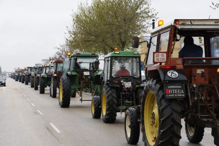 Con una tractorada, UPA CLM exige la regularización de los expedientes de pozos de los agricultores profesionales del Alto Guadiana