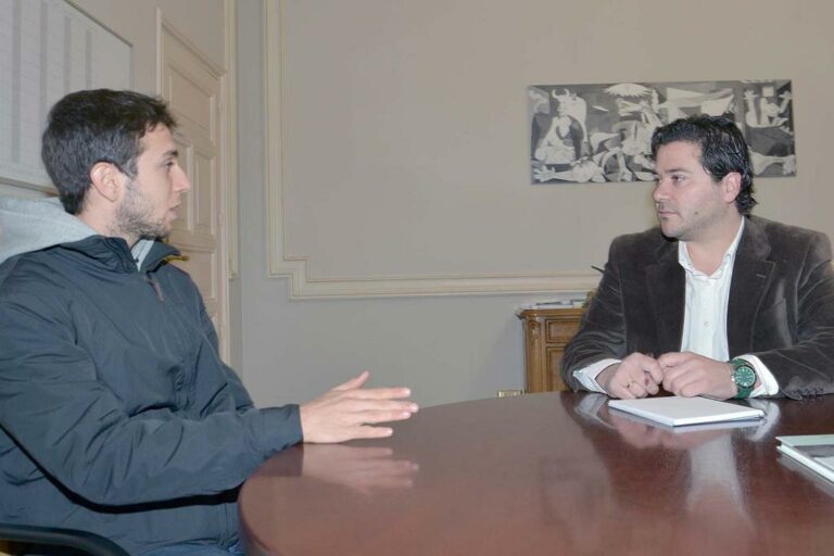 David Triguero recibe al atleta Alberto Imedio