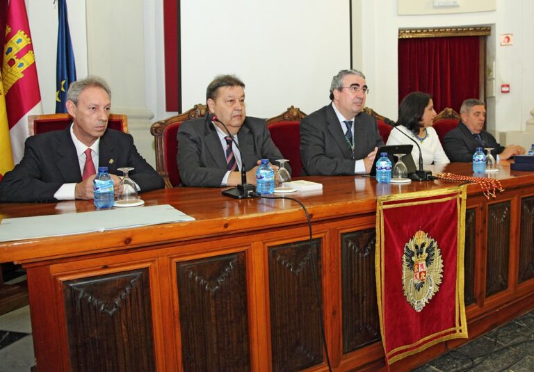 Vaquero ofrece el apoyo de las Cortes a la Real Academia de Bellas Artes y Ciencias Históricas de Toledo