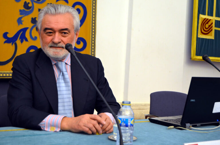 Villanueva: “La RAE influye mucho menos en el uso de la lengua que la educación y los medios de comunicación”