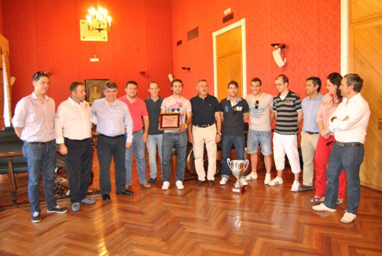 El Vinos Tomillar de fútbol sala es recibido en el Ayuntamiento