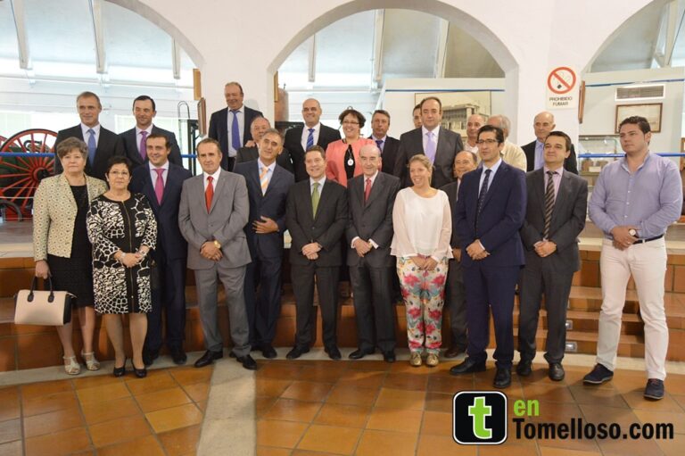 García-Page visita las cooperativas Virgen de las Viñas y Santiago Apóstol de Tomelloso