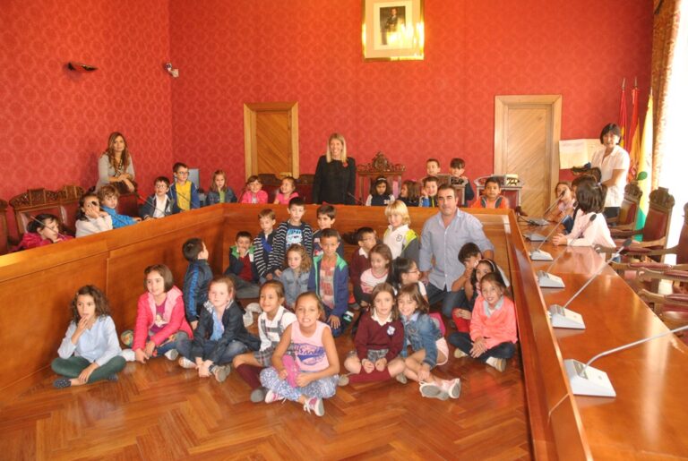 42 Alumnos de segundo curso del colegio Carmelo Cortés visitan el Ayuntamiento de Tomelloso