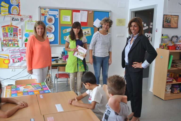 La alcaldesa de Tomelloso visita el colegio Ponce de León