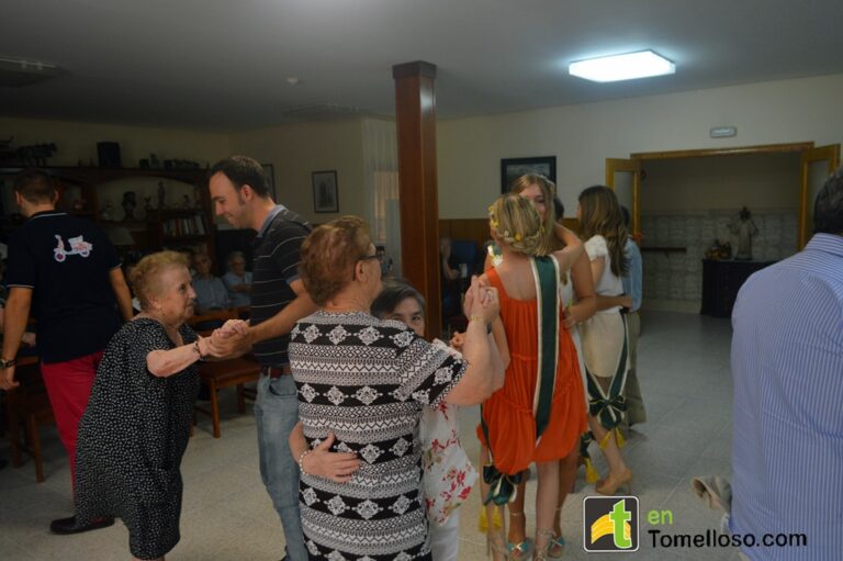 El Consistorio y las Madrinas 2014 visitan, como es tradición, la Residencia San Víctor