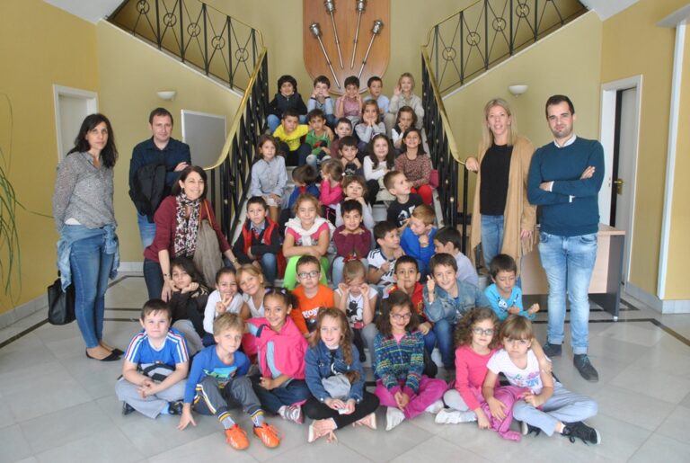 Alumnos del colegio Almirante Topete visitan el Ayuntamiento de Tomelloso