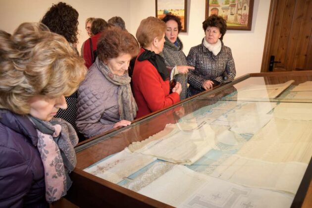 Las asociaciones de mujeres de Argamasilla de Alba muestran los trabajos realizados en los talleres y cursos