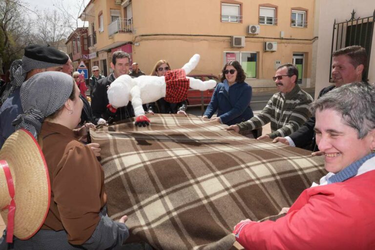 Los argamasilleros despiden la Semana de Pasión con el manteo del pelele