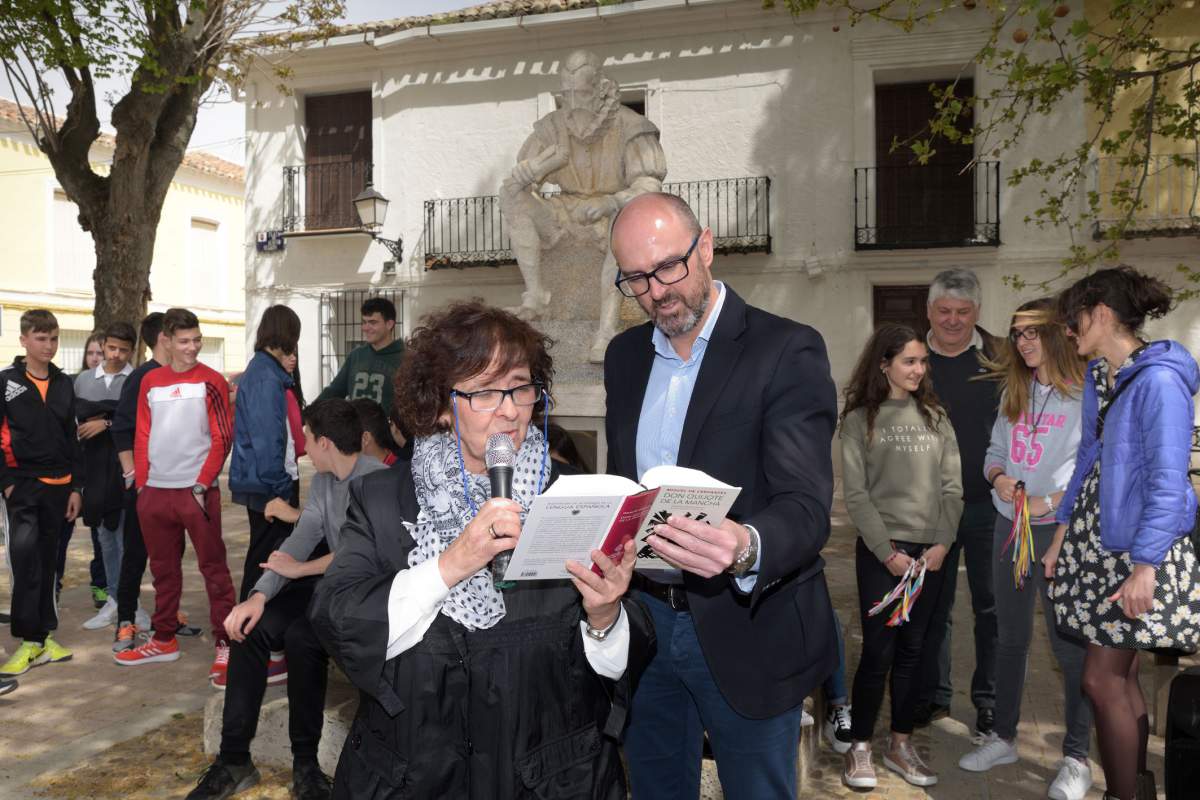El IES Vicente Cano homenajea a Cervantes leyendo los sonetos y epitafios del Quijote