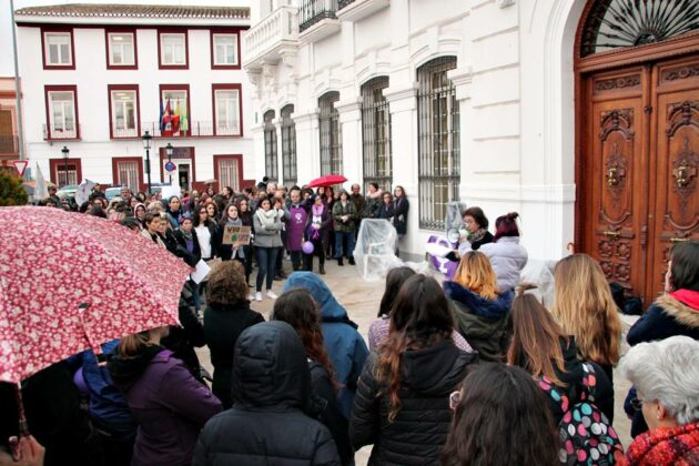 Las mujeres y jóvenes de Tomelloso alzan su grito gracias a la asociación “Las Trece Rosas”