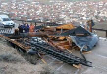 Los fuertes vientos destrozan uno de los molinos de Consuegra