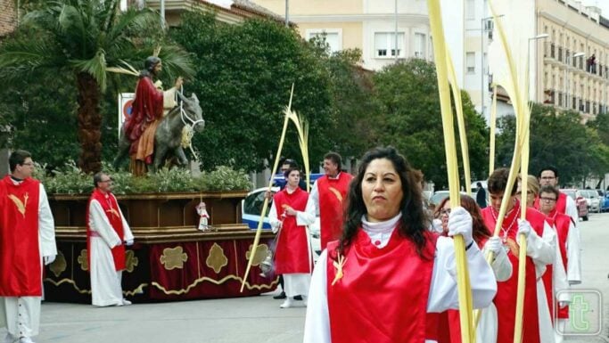 Comienzan las procesiones en Tomelloso con La Borriquilla en un plomizo Domingo de Ramos