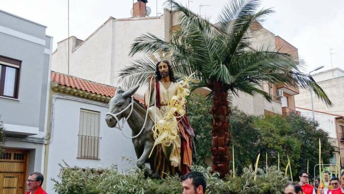 Comienzan las procesiones en Tomelloso con La Borriquilla en un plomizo Domingo de Ramos