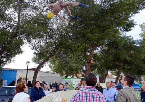 Los vecinos del Barrio de Maternidad vuelven a volar los peleles en el Domingo de Resurrección
