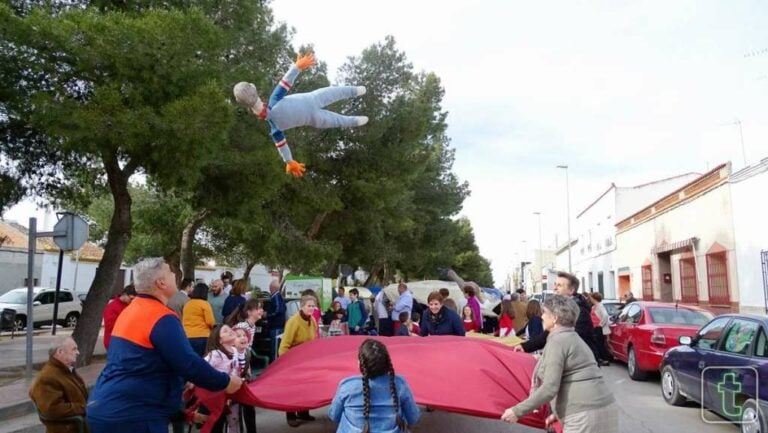 Los vecinos del Barrio de Maternidad vuelven a volar los peleles en el Domingo de Resurrección
