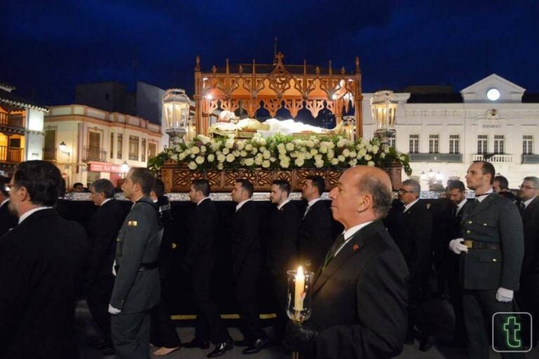 Pendientes del tiempo en la “Muerte y Entiero de Cristo” la noche del Viernes Santo en Tomelloso