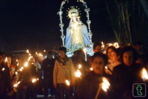 Cientos de personas recorren Pinilla en la procesión de las antorchas