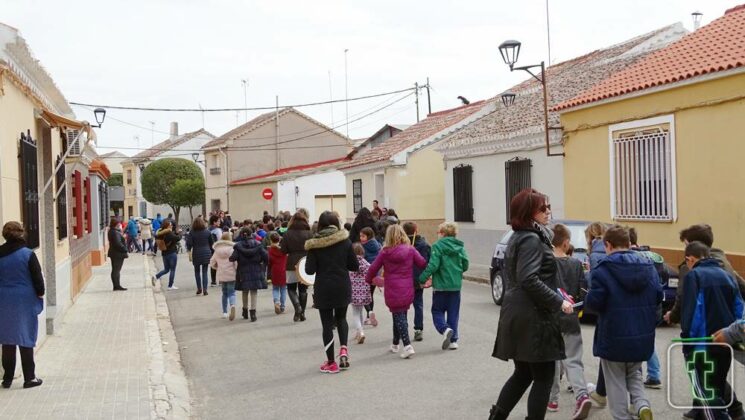 Los niños del CEIP San Isidro salen a la calle a ritmo de tambor
