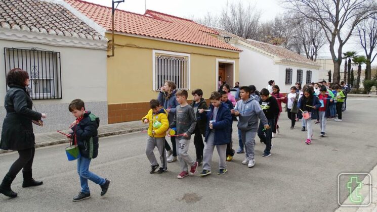 Los niños del CEIP San Isidro salen a la calle a ritmo de tambor