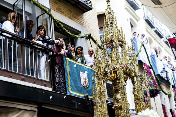 La procesión del Corpus Christi se vive en Toledo un año más con gran ambiente en la calle y con olor a tomillo y romero