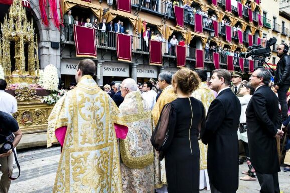 La procesión del Corpus Christi se vive en Toledo un año más con gran ambiente en la calle y con olor a tomillo y romero
