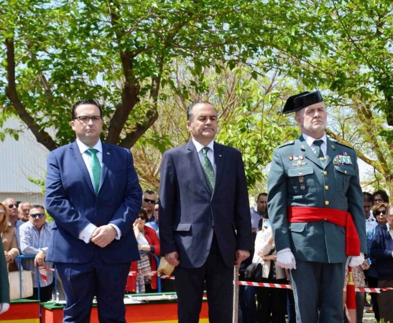 Campo de Criptana rinde homenaje a la Bandera de España y a la Guardia Civil en su 174 aniversario