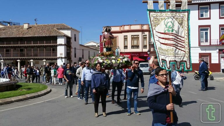 Casi un centenar de tractores acompañan a San Isidro en la mañana del domingo
