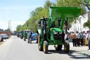 Casi un centenar de tractores acompañan a San Isidro en la mañana del domingo