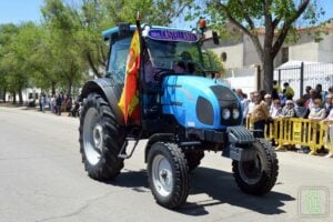 Casi un centenar de tractores acompañan a San Isidro en la mañana del domingo