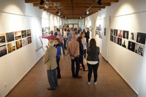Abierta al público la exposición de los talleres de pintura y fotografía de la UP de Argamasilla de Alba