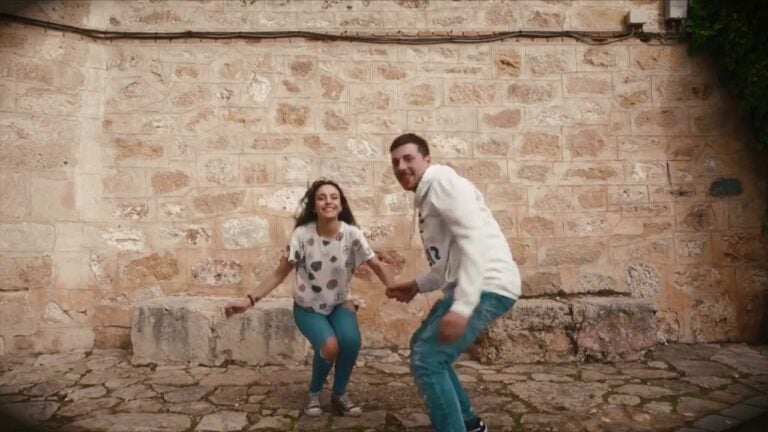 Los vecinos de El Toboso salen a bailar a la calle para promocionar el Zeporrock