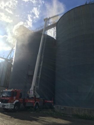 Los bomberos siguen trabajando para extinguir el fuego del silo de Tarancón