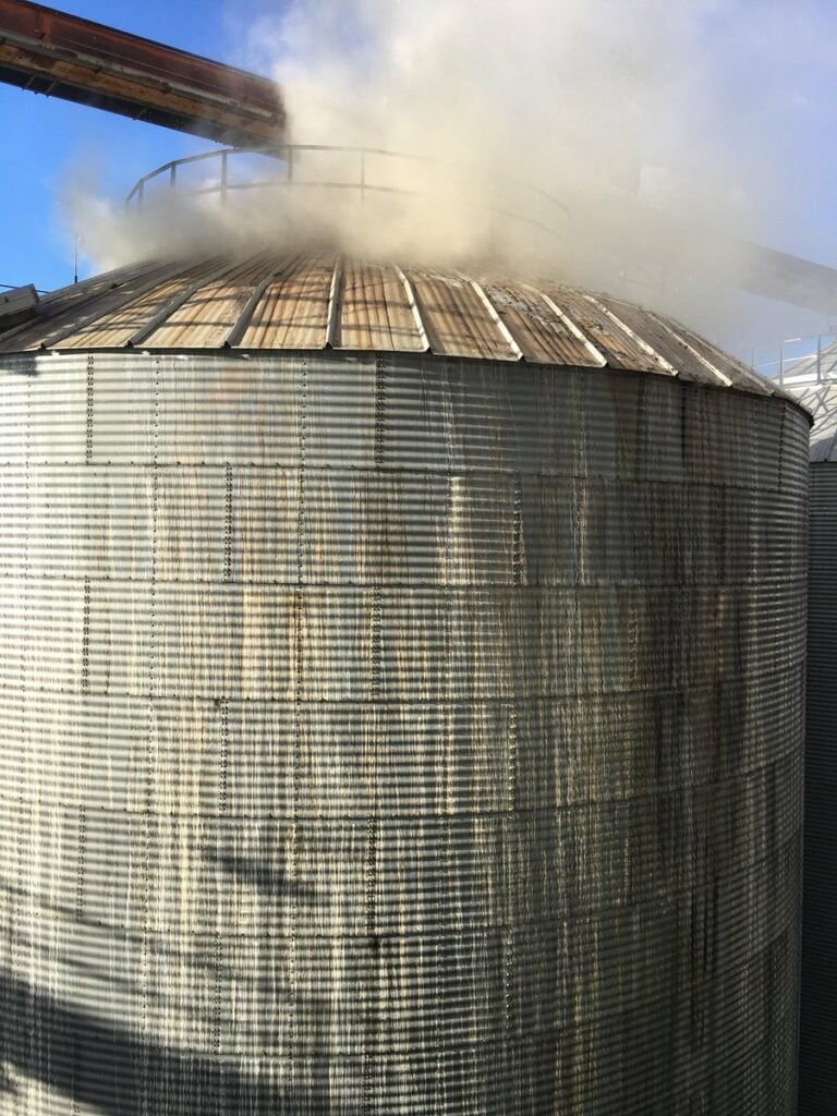 Los bomberos siguen trabajando para extinguir el fuego del silo de Tarancón