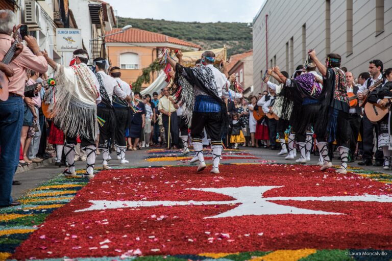 Danzantes, ordenes militares y alfombras de colores llenan la celebración del Corpus en la provincia de Ciudad Real
