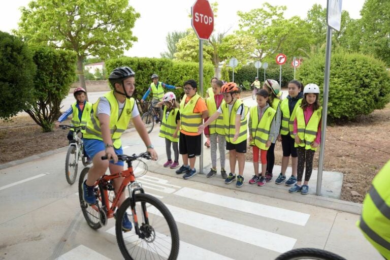 Los escolares de Argamasilla de Alba ponen en práctica sus conocimientos de circulación vial