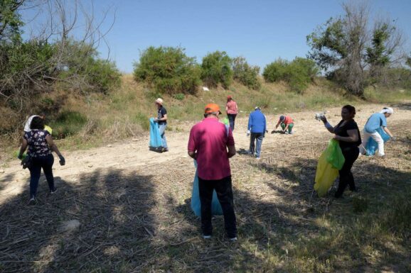 Decenas de voluntarios participan en la limpieza del río Guadiana