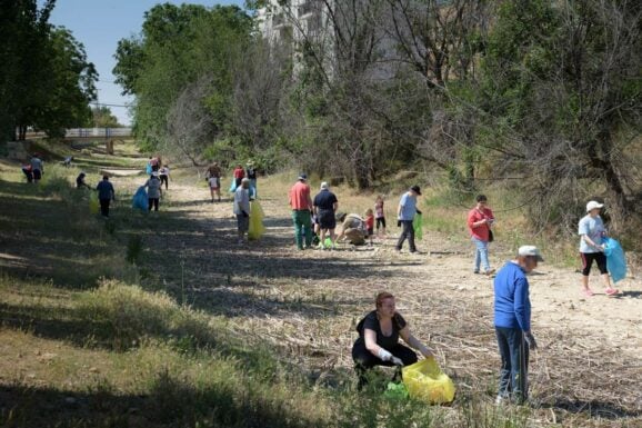 Decenas de voluntarios participan en la limpieza del río Guadiana