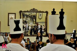 Una partida de ajedrez humano en el Casino de Tomelloso
