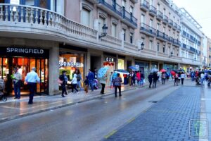 [FOTOS] A pesar de la lluvia las calles de Tomelloso se llenan de compradores