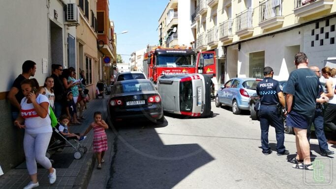 [FOTOS] ÚLTIMA HORA: Vuelca un vehículo en la Calle Alfonso XII de Tomelloso