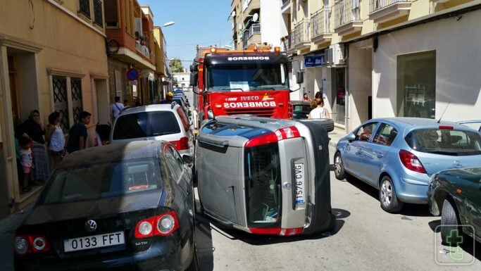 [FOTOS] ÚLTIMA HORA: Vuelca un vehículo en la Calle Alfonso XII de Tomelloso