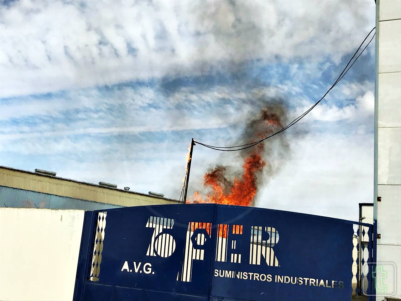 Incendio en las naves industriales de la carretera de Argamasilla
