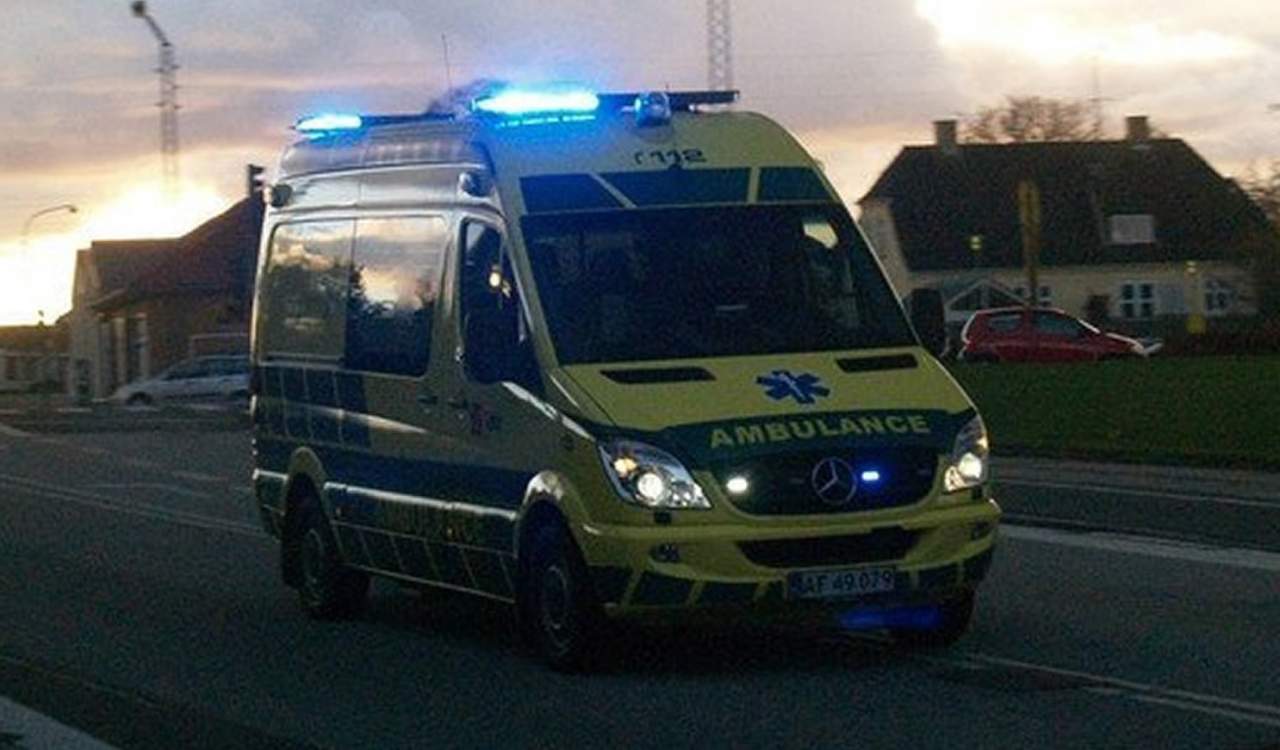 Desde todos los vehículos en de emergencia deberán llevar luces azules como la policía