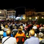 El Festival de Coros Rocieros llena la Plaza de España