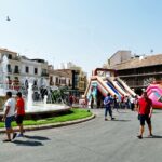 Deslizantes, toboganes y mucha agua en la Plaza de España