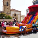 Deslizantes, toboganes y mucha agua en la Plaza de España