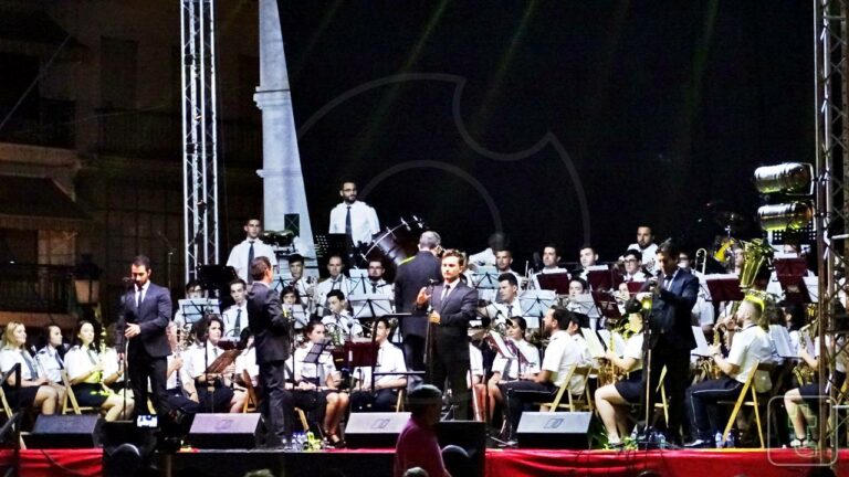 Llenazo en la Plaza para ver y escuchar el gran espectáculo de In Vivo y Santa Cecilia