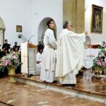 Una parroquia de La Asunción abarrotada, acoge la Misa Solemne en honor a la Virgen de las Viñas