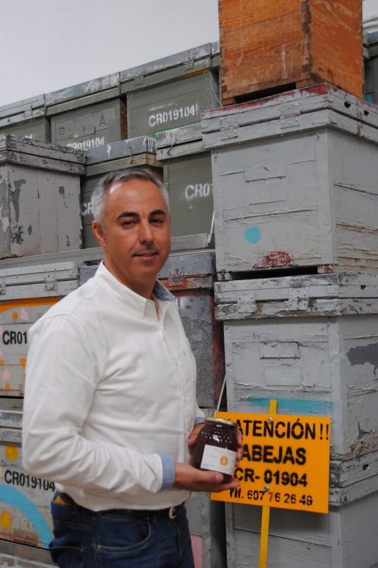 Víctor M. Ferrandis, el apicultor de Tomelloso “que susurra a las abejas”