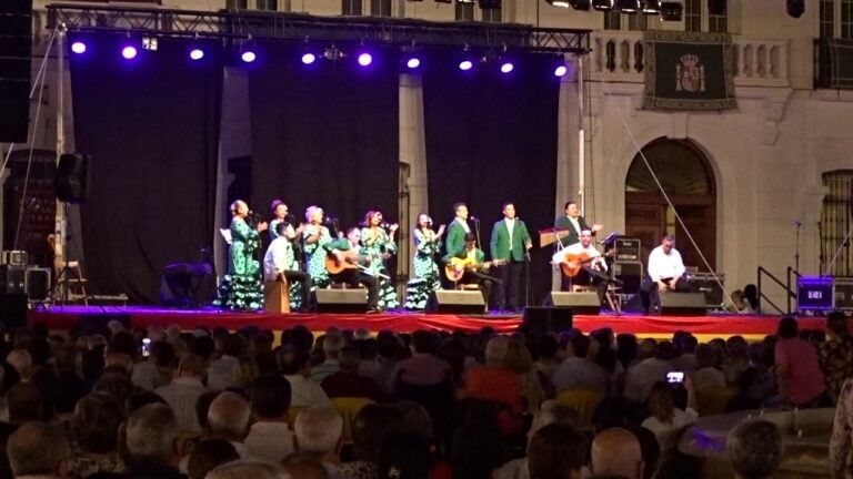 El Festival de Coros Rocieros llena la Plaza de España